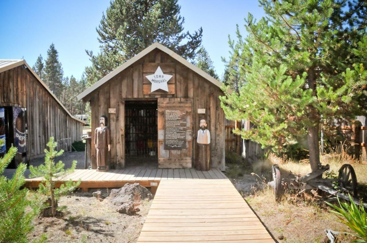 Bend-Sunriver Camping Resort Two-Bedroom Cabin 7 Exterior photo