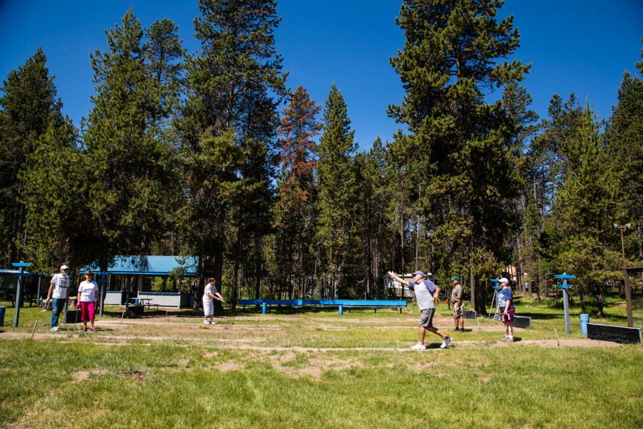 Bend-Sunriver Camping Resort Two-Bedroom Cabin 7 Exterior photo