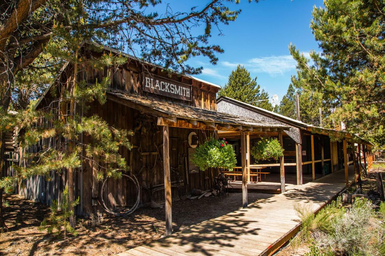 Bend-Sunriver Camping Resort Two-Bedroom Cabin 7 Exterior photo